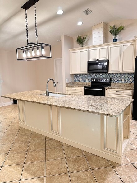 Building Photo - 603 Diamonte Cir
