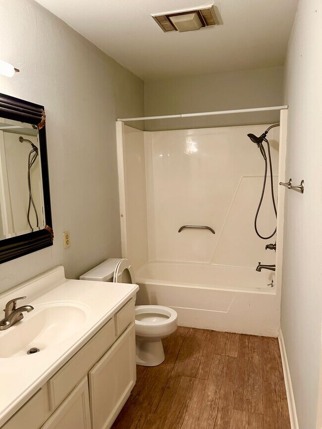 Building Photo - Youree Drive Townhouse