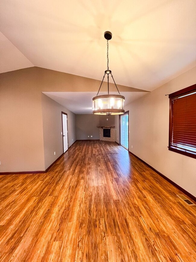 Building Photo - 3 Bed 2 Bath Rambler Gold Bar