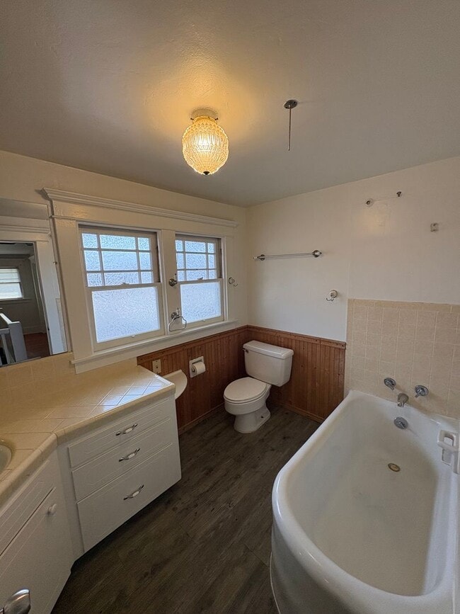 Building Photo - Classic vintage home walking distance to downtown Visalia!