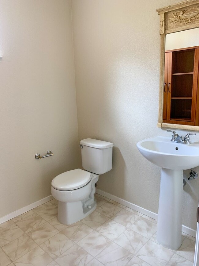 Building Photo - Lovely Bright and Spacious Two Bedroom Tri-Level Condo