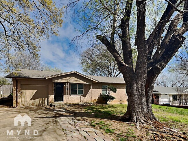 Building Photo - 1329 E Anthony St