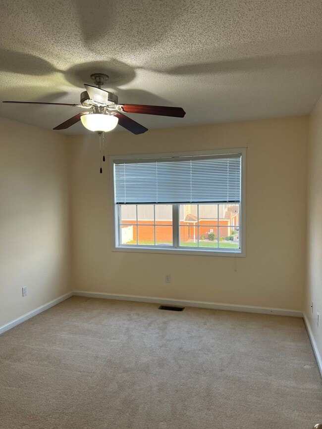 Building Photo - 105 Winthrope Ln