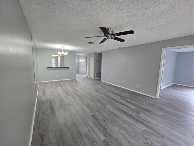 Building Photo - 7056 W Country Club Dr N