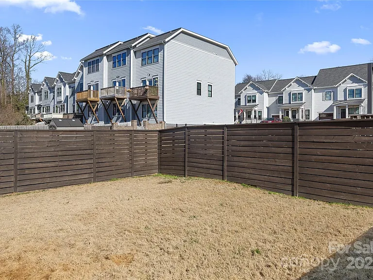Building Photo - 1500 Hawthorne Ln