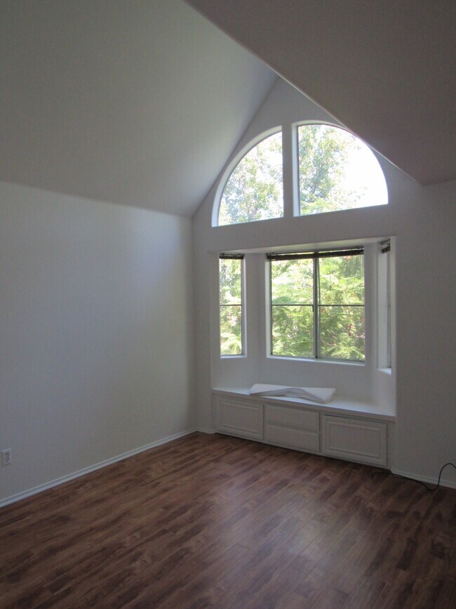 Building Photo - 5145 Yarmouth Ave