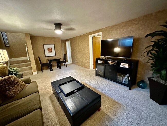 Building Photo - Wash Park 2-Bedroom, 2- Bathroom Condo Available in August