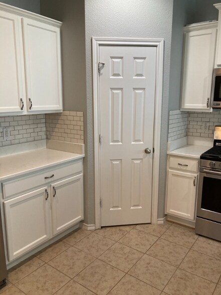 Building Photo - 11048 Kinston St