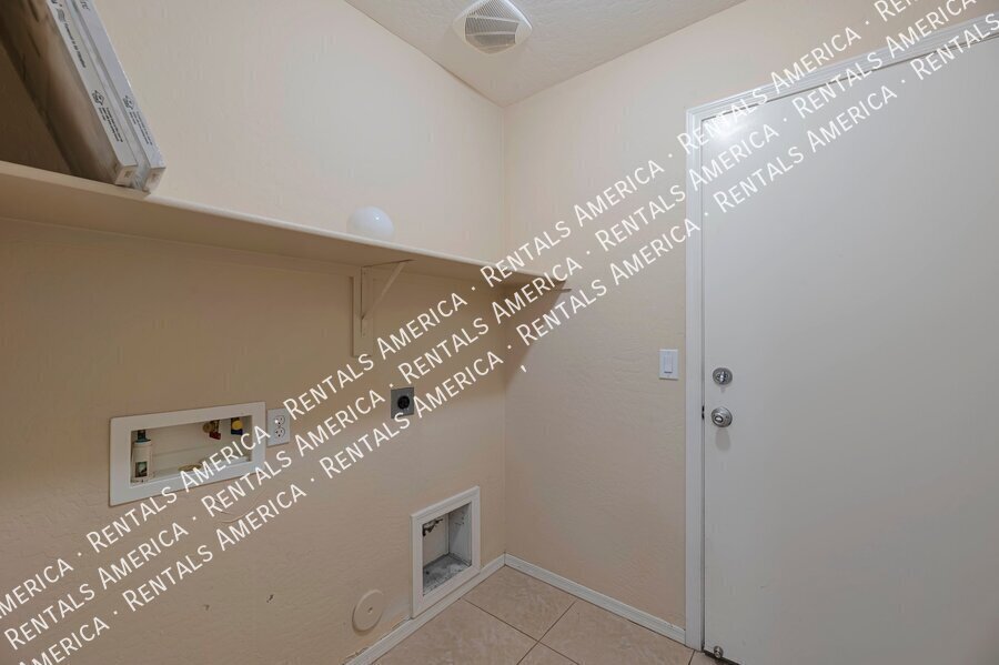 Building Photo - 1311 E Elm Rd