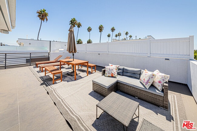 Building Photo - 6142 1/2 Lexington Ave