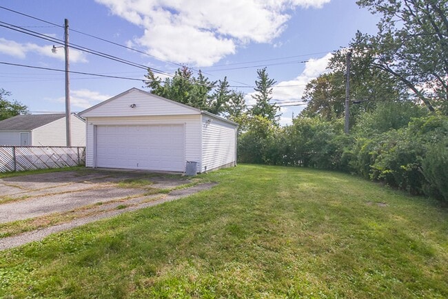 Building Photo - 3 bedroom Spacious Cape Cod!