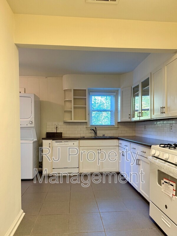 Building Photo - 2888 Midland Ave