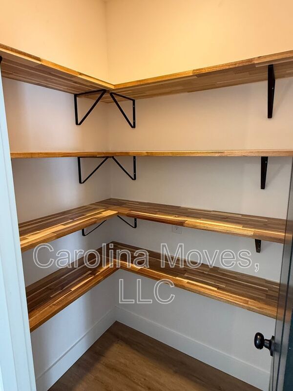 Building Photo - 7 2nd Ave