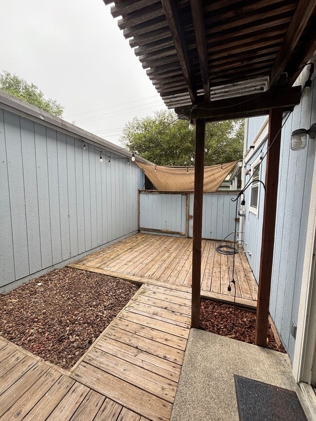 Building Photo - Beautiful 3 Bedroom, 1.5 Bath Townhome Available now!