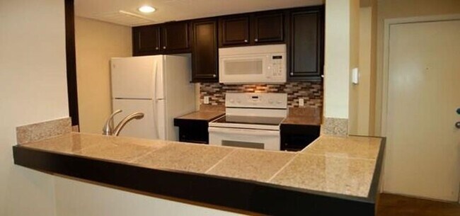 Building Photo - 8750 Park Ln