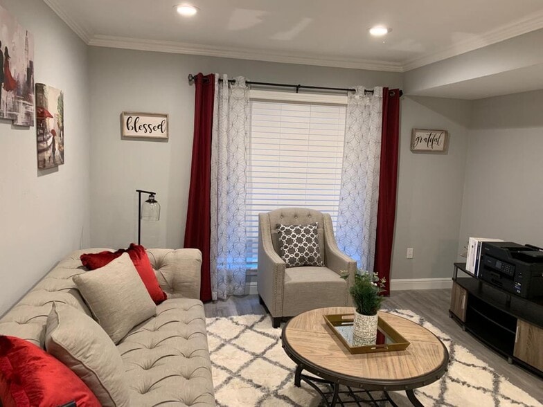 Building Photo - 1900 Peach Ave