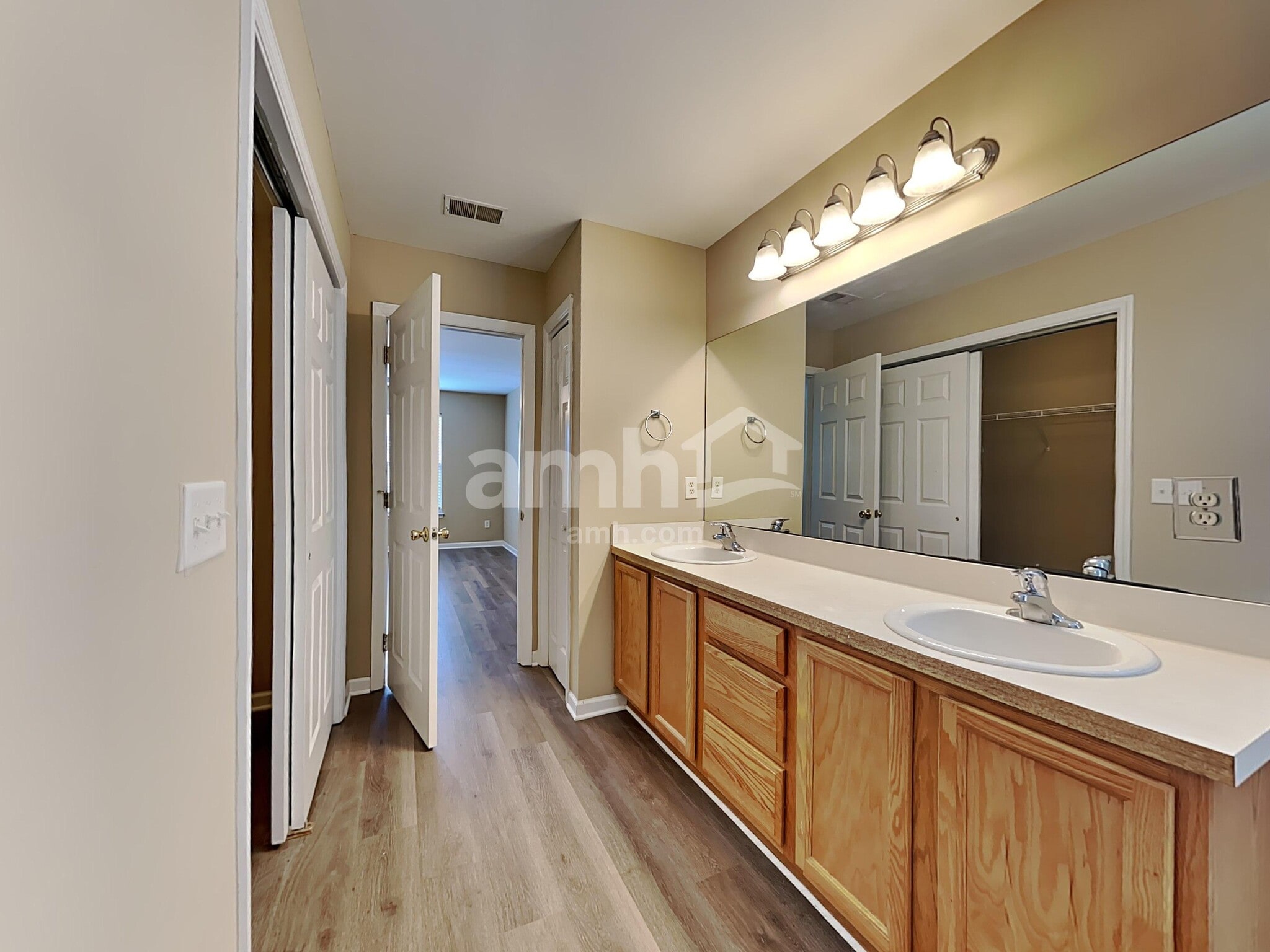 Building Photo - 250 Westbrooke Rd