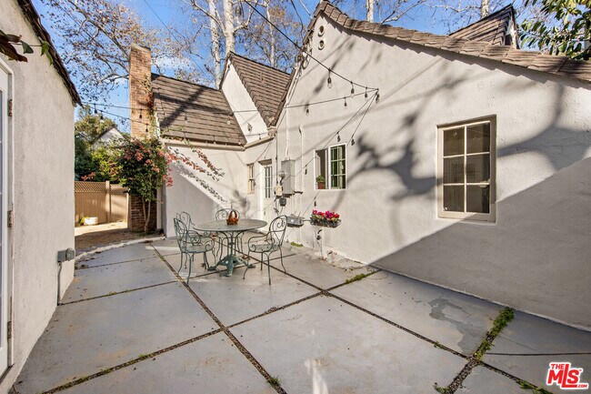 Building Photo - 2615 Canyon Dr