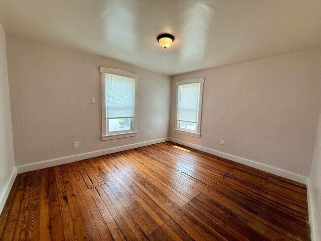 Building Photo - 37 N Kinzer Rd