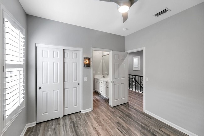 Building Photo - Gorgeous 5 Bedroom Home Behind the Gates i...