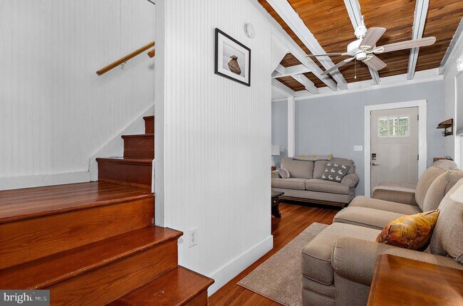 Building Photo - 526 James Ave