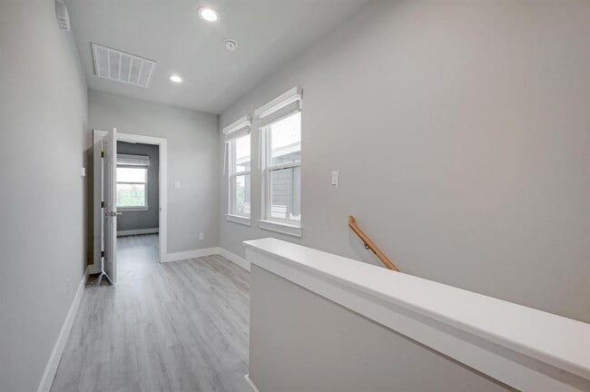 Building Photo - 346 Shady Bluff Dr