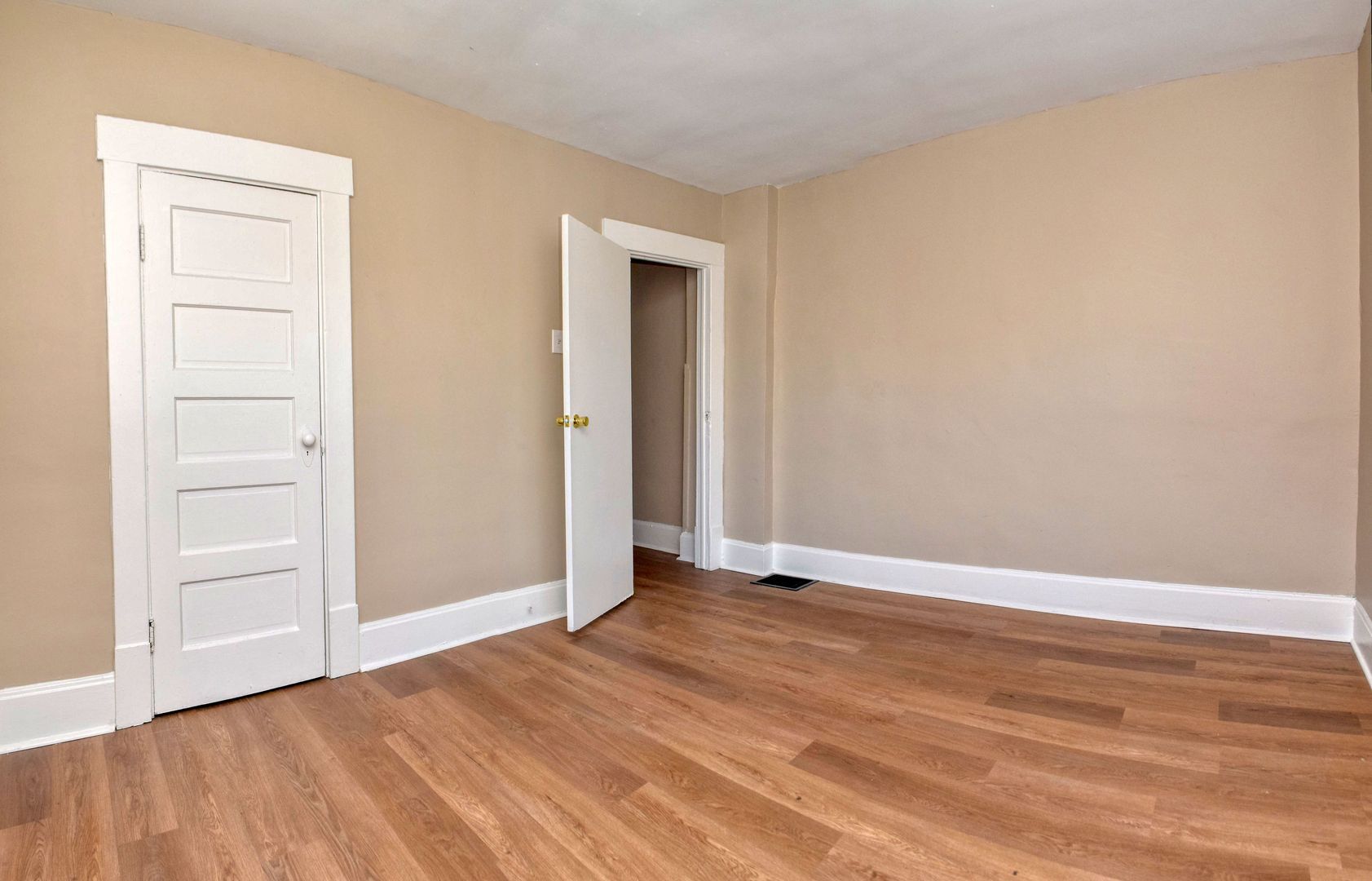 Building Photo - Newly Remodeled 3BR/1.5BA Townhome - Bates Hendricks