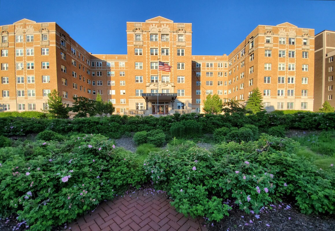 Center section, 5th floor right side 2 front - 2615 Park Ave