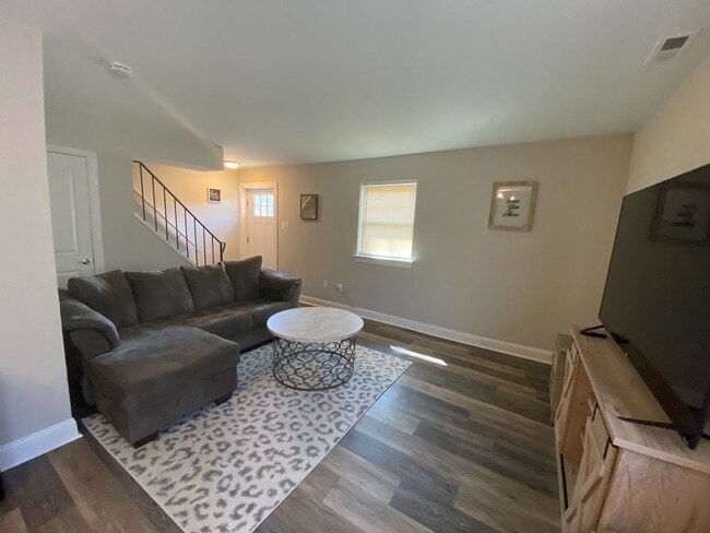 Building Photo - Beautiful & Fully Renovated 2 Bedroom / 1....