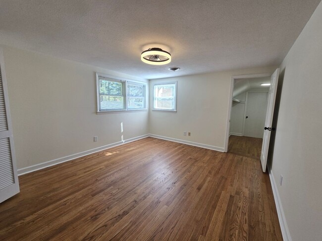 Building Photo - NEW LISTING!!!!!