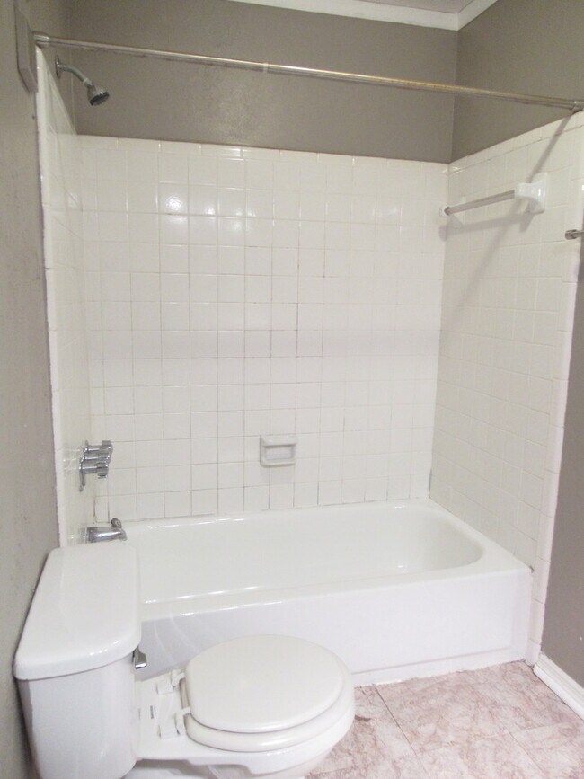 Building Photo - Just outside the perimeter at 75 and 285!