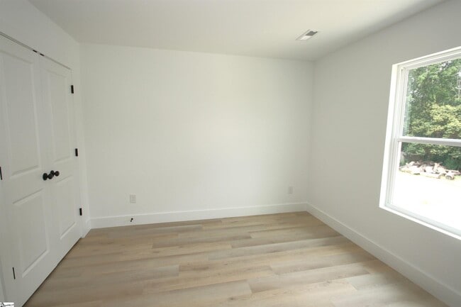 Building Photo - 404 Sierra Rd