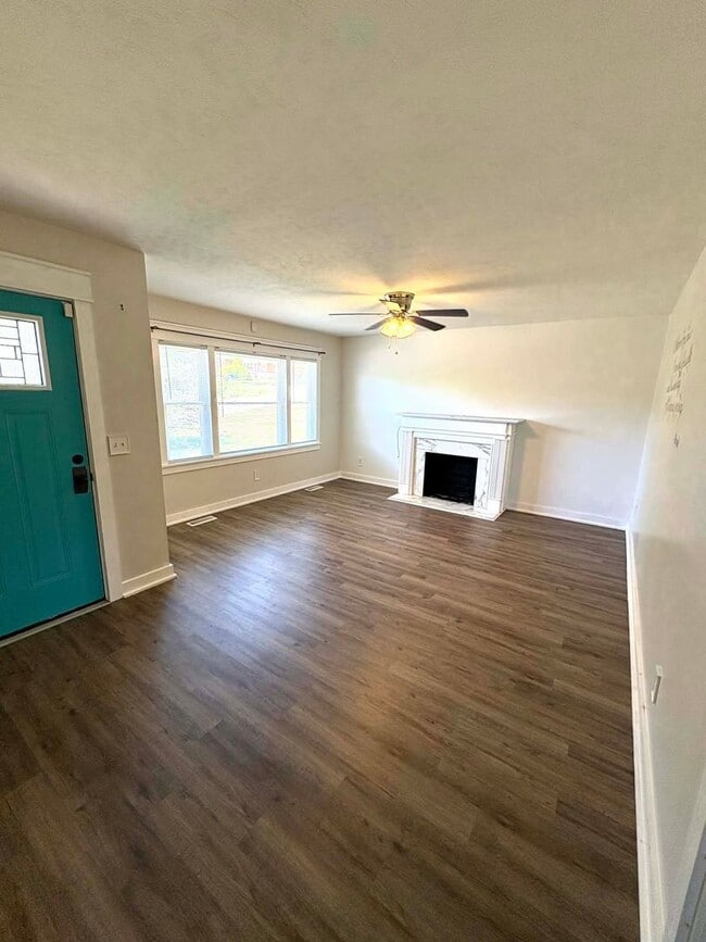 Building Photo - Comfortable Living and Space to Relax!
