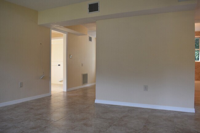 Building Photo - Reduced price! Great Neighborhood!