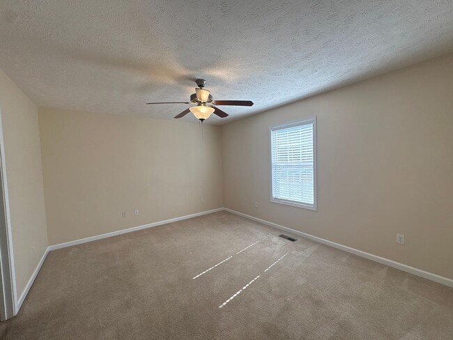 Building Photo - Spacious 3 BedroomHome with Large Yard!!