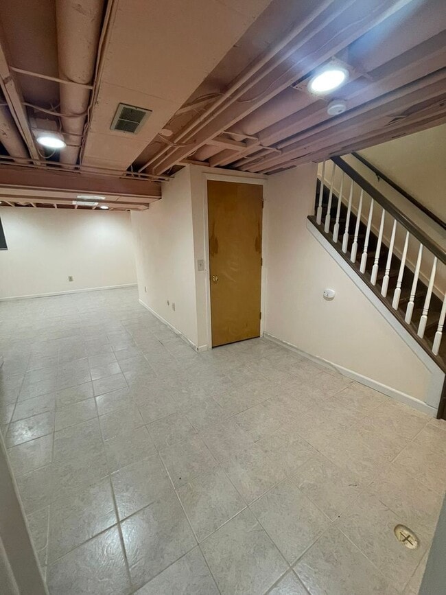 Building Photo - Updated End-Unit Condo in Earhart Village – Prime Location!