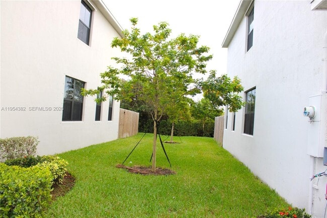 Building Photo - 470 NE 12th St