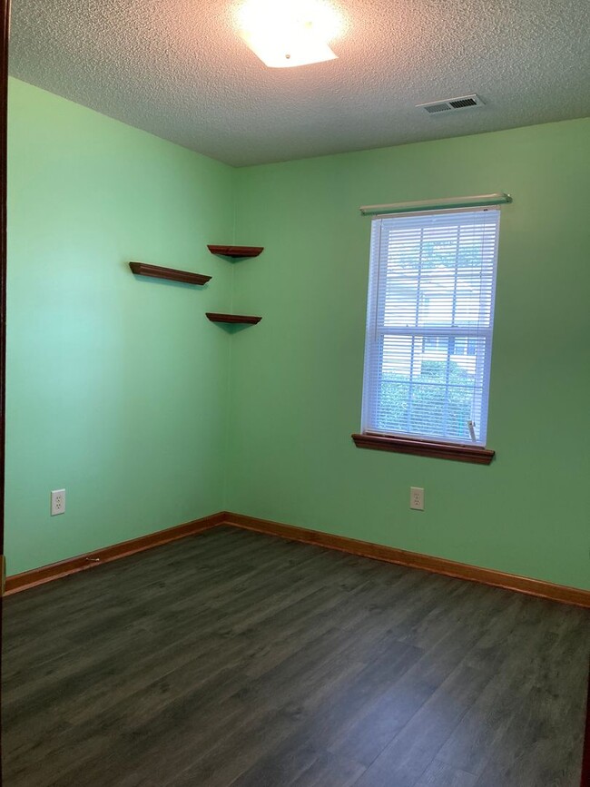 Building Photo - Well Maintained, 3 Bedroom Home on a Corne...