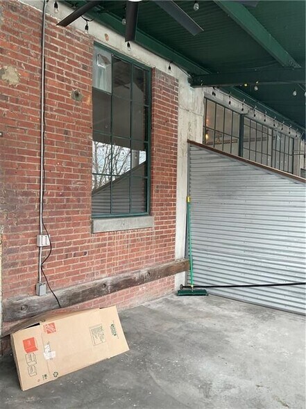 Building Photo - 881 Memorial Dr SE