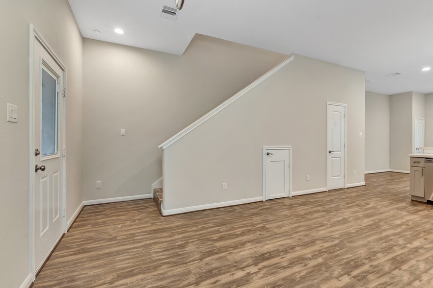 Building Photo - 21 Latham