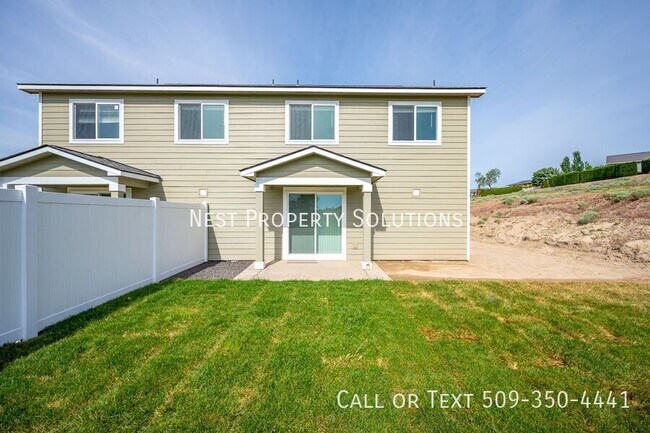 Building Photo - 3 Bed, 2.5 Bath Duplex in Royal City, WA