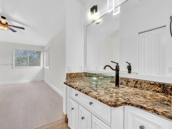 Building Photo - 11407 Lakeview Dr