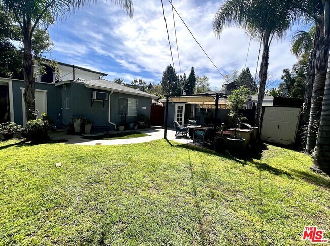 Building Photo - 364 N San Vicente Blvd