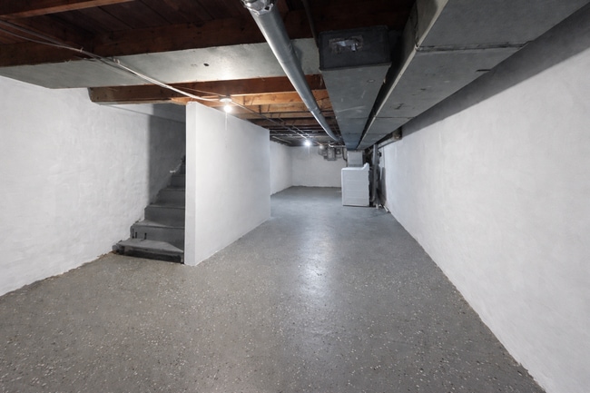 Building Photo - Renovated 3BR Rowhome with Central AC & Fenced Yard