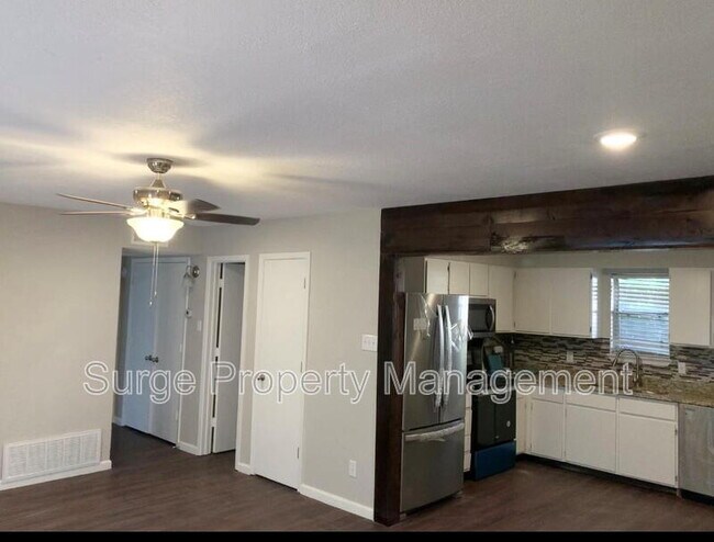 Building Photo - 1124 N Center St