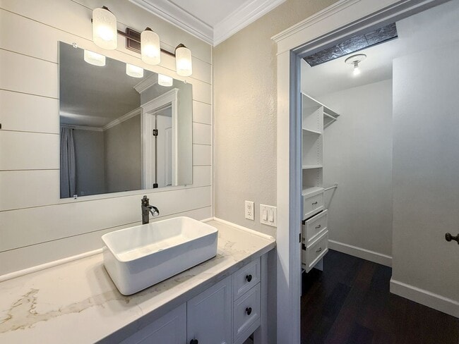 Building Photo - Newly Remodeled 3B 2BA Home w/ Putting Gre...