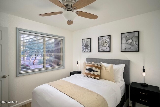 Building Photo - 322 E Bluebell Ln