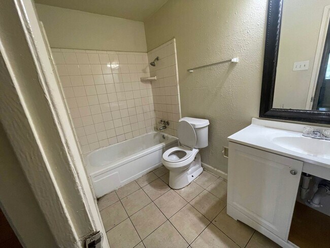 Building Photo - Beautiful 3 Bedroom 2 Bathroom in Plano!