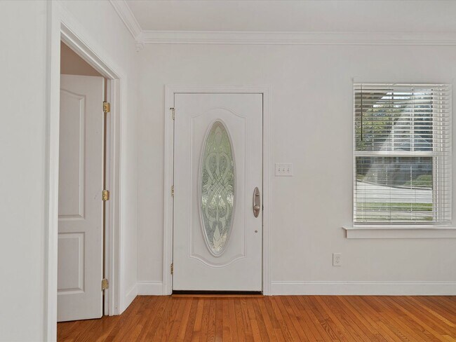 Building Photo - 3 Bedroom/2 bath house close to Optimist H...