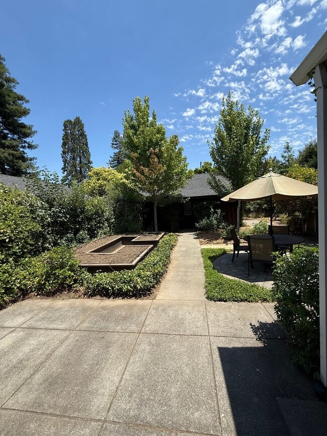 Building Photo - 2 Bedroom 1 Bathroom Updated Single Family...